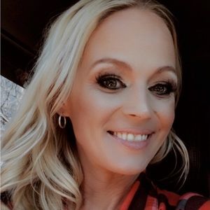 Meet your Posher, Debbie